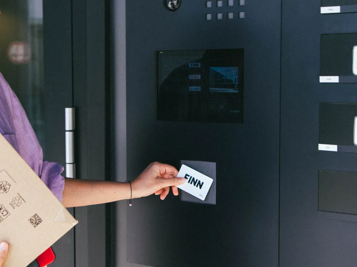 A FINN colleague arriving at the office using their FINN access badge